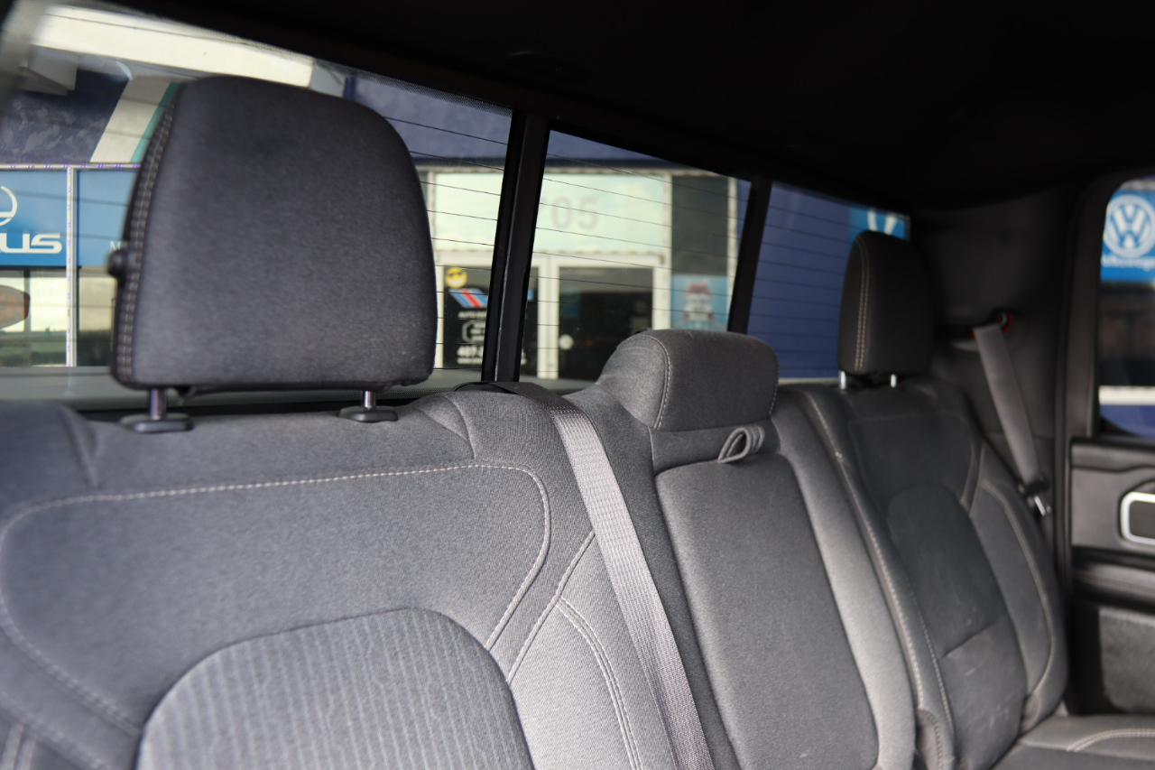 RAM 1500 Big Horn 4x4 Crew Cab 5'7" Box 2020