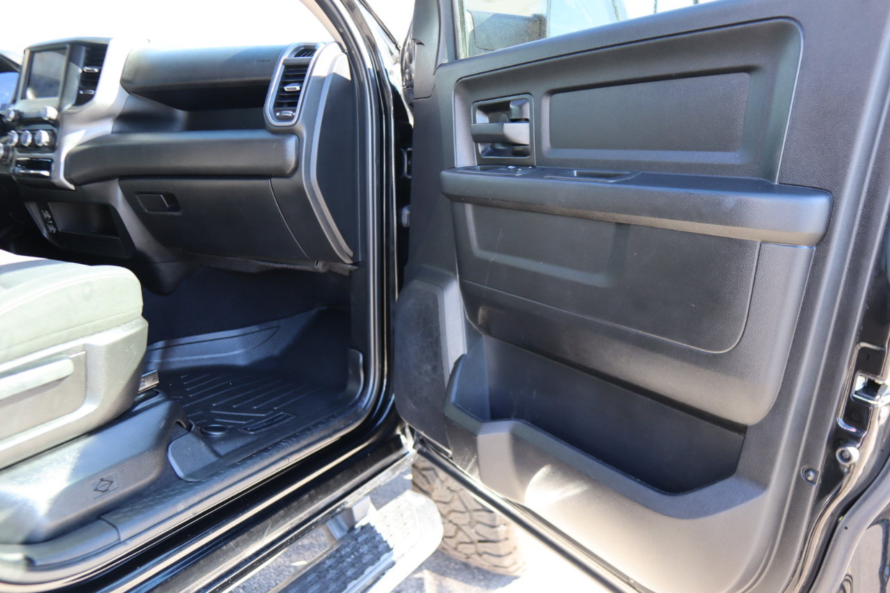 RAM 2500 Tradesman 4x4 Crew Cab 6'4" Box 2020