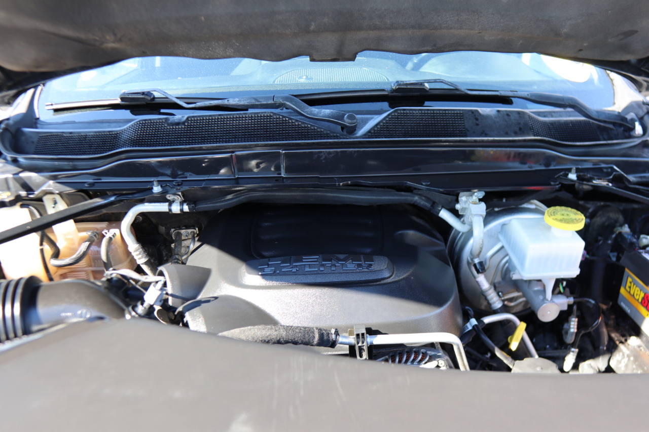 RAM 2500 Tradesman 4x4 Crew Cab 6'4" Box 2020