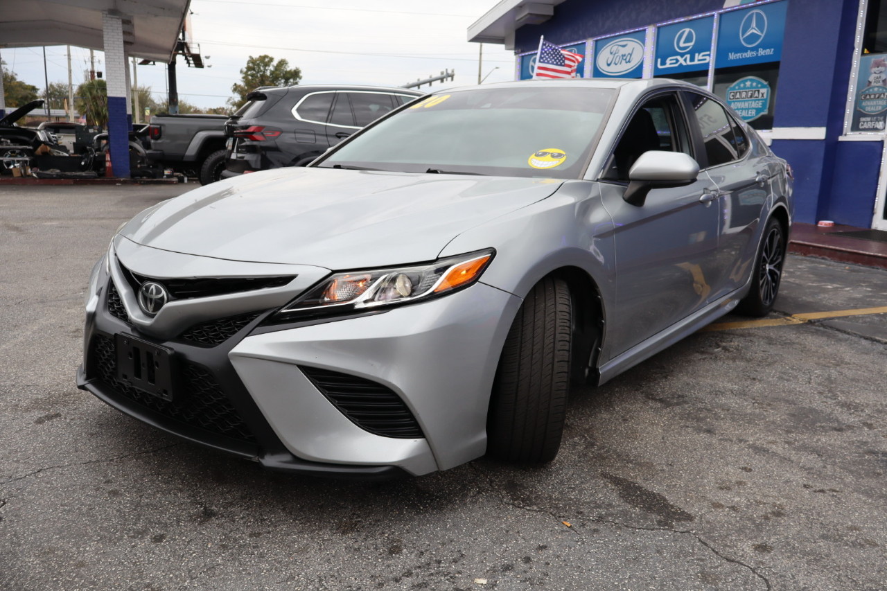 Toyota Camry SE Auto (Natl) 2020