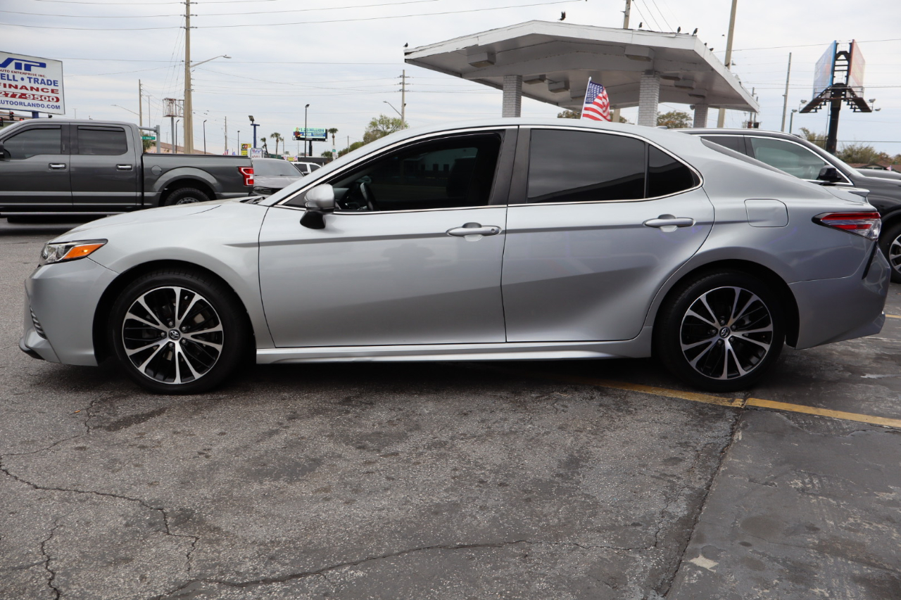 Toyota Camry SE Auto (Natl) 2020