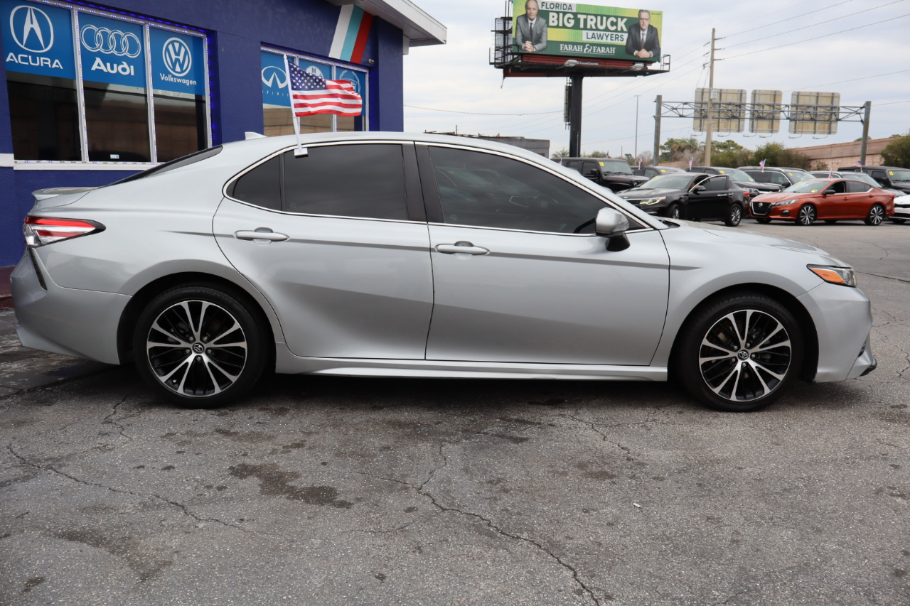 Toyota Camry SE Auto (Natl) 2020