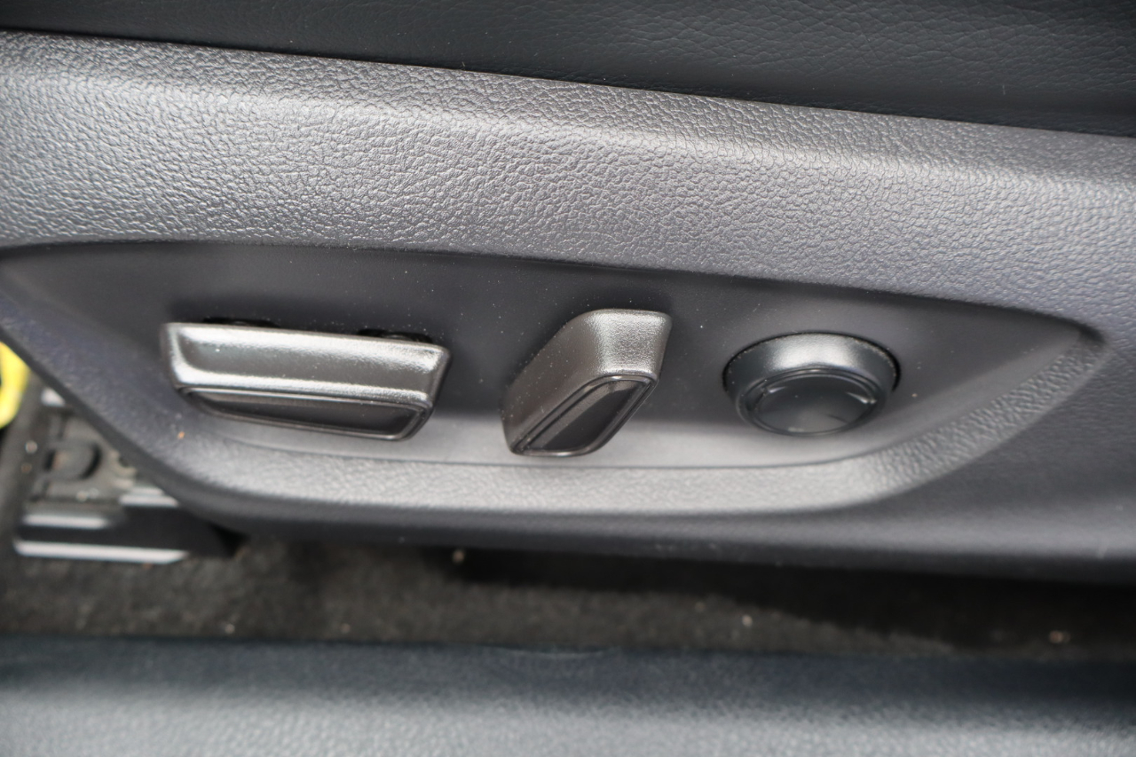 Toyota Camry SE Auto (Natl) 2020