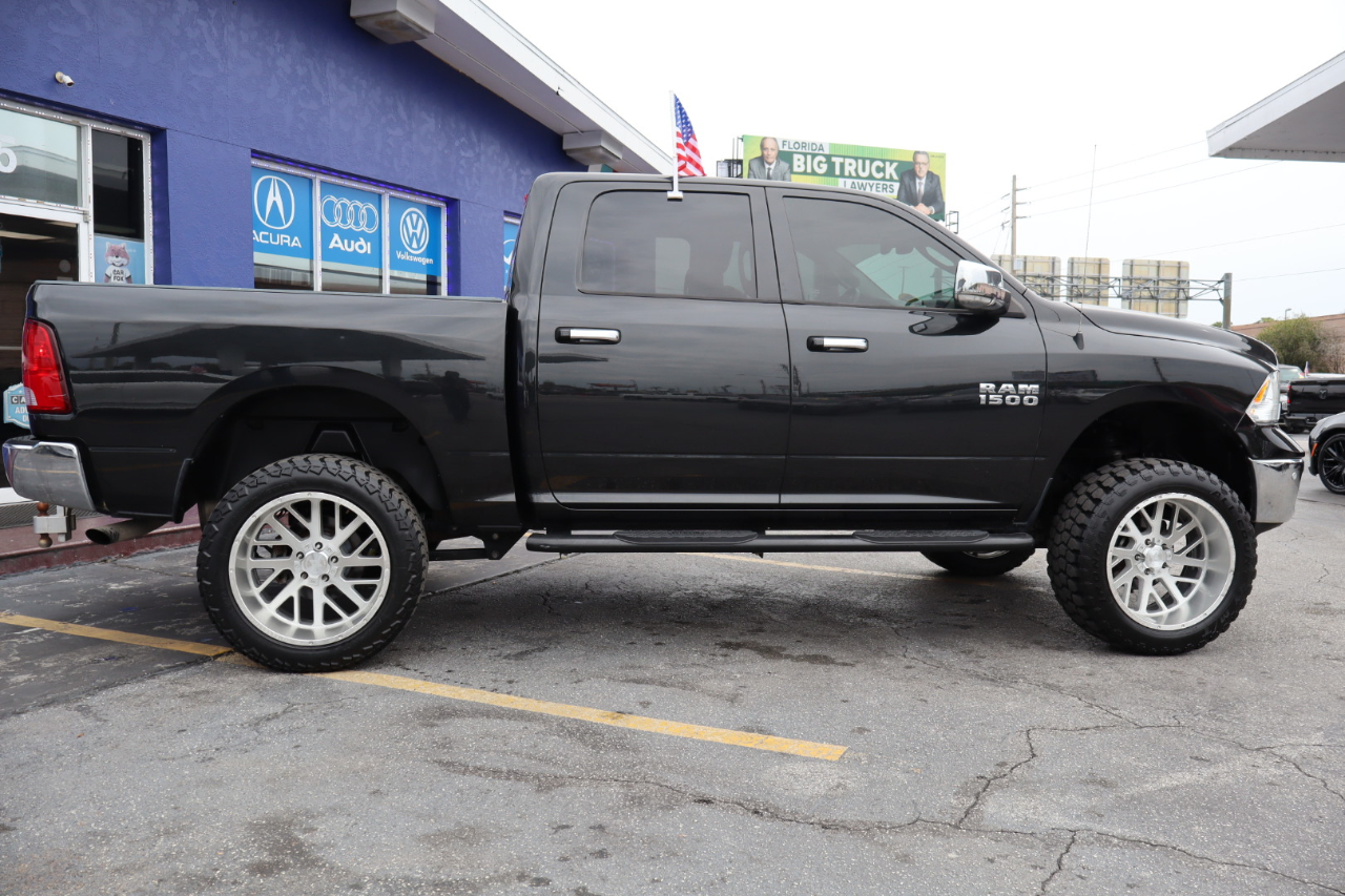 RAM 1500 Big Horn 4x4 Crew Cab 5'7" Box 2017