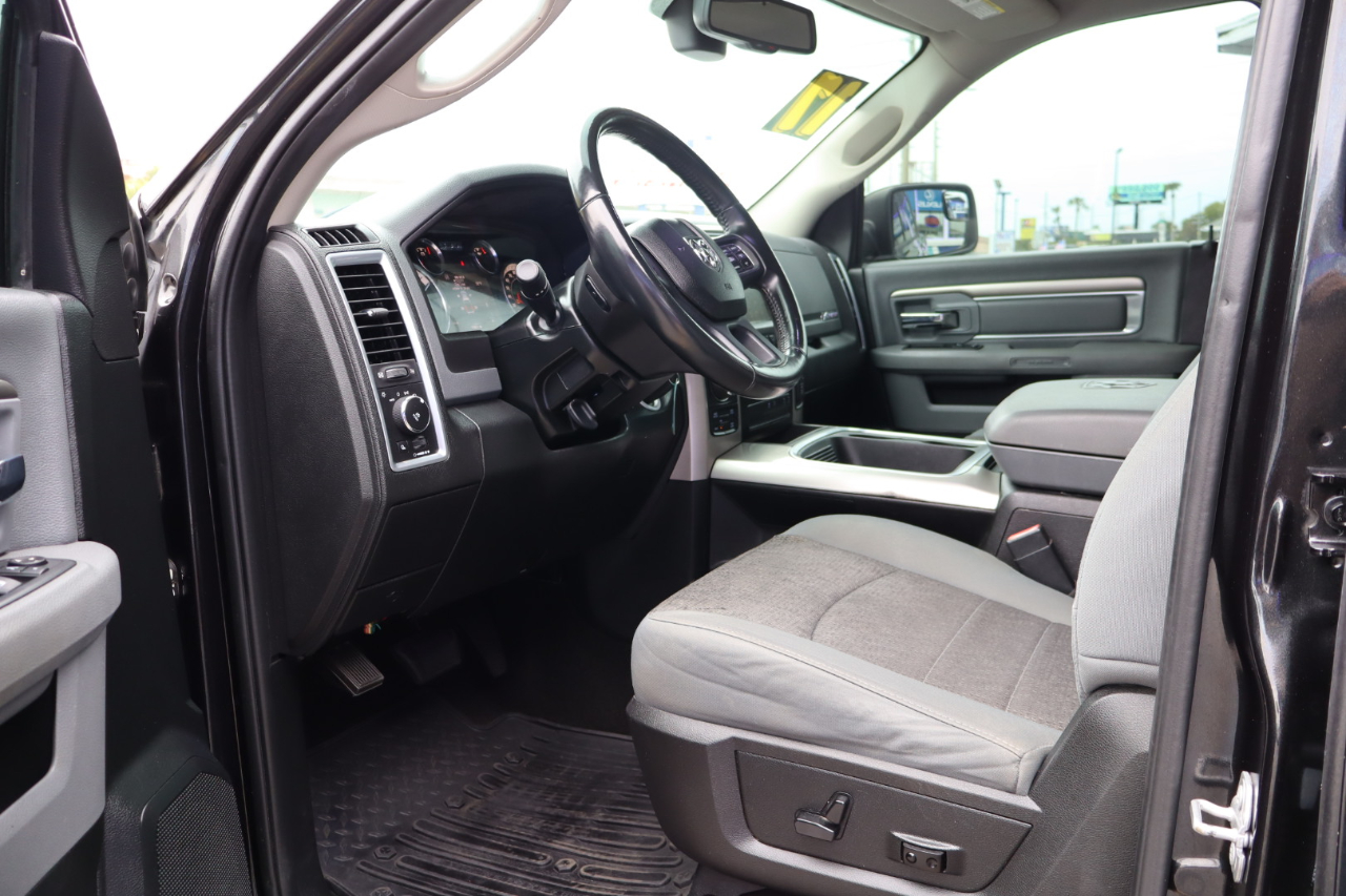 RAM 1500 Big Horn 4x4 Crew Cab 5'7" Box 2017