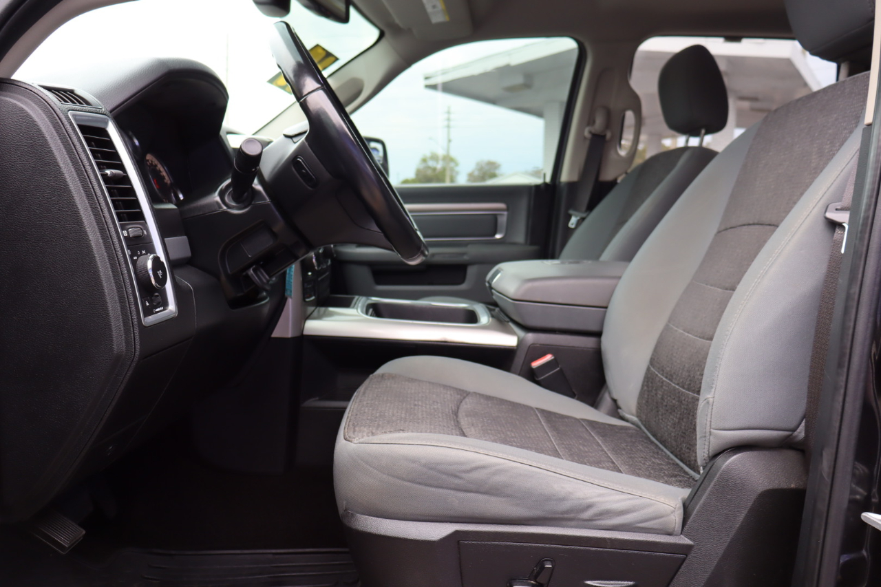 RAM 1500 Big Horn 4x4 Crew Cab 5'7" Box 2017