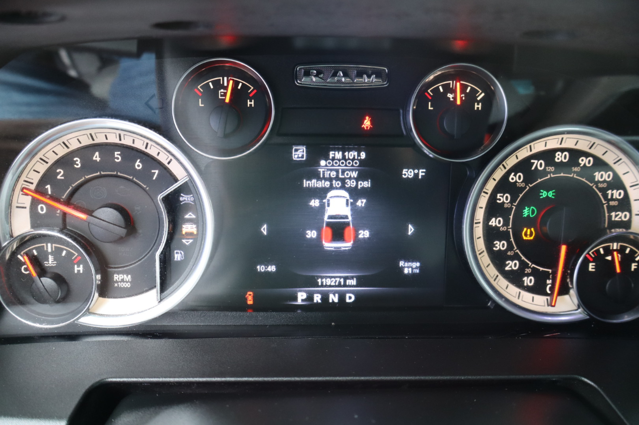 RAM 1500 Big Horn 4x4 Crew Cab 5'7" Box 2017