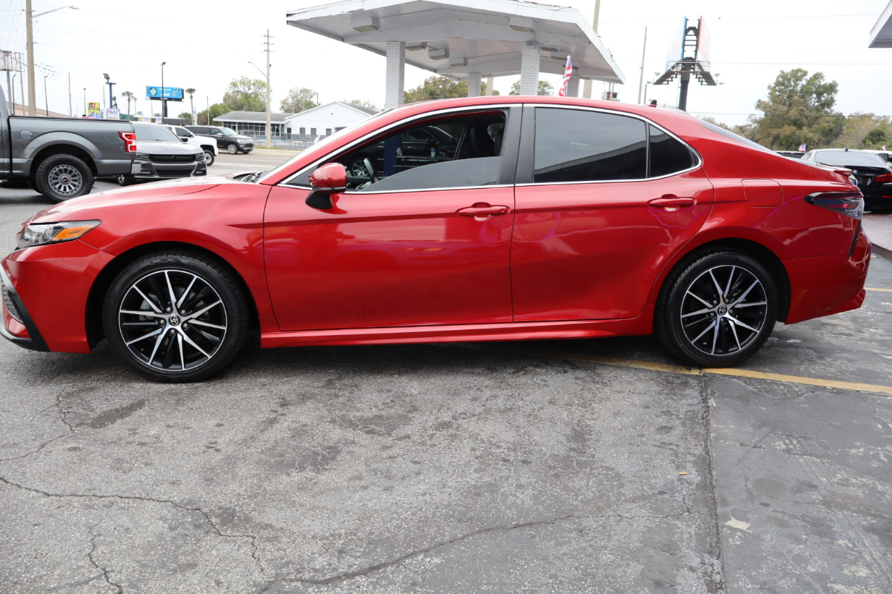 Toyota Camry SE Auto (Natl) 2021