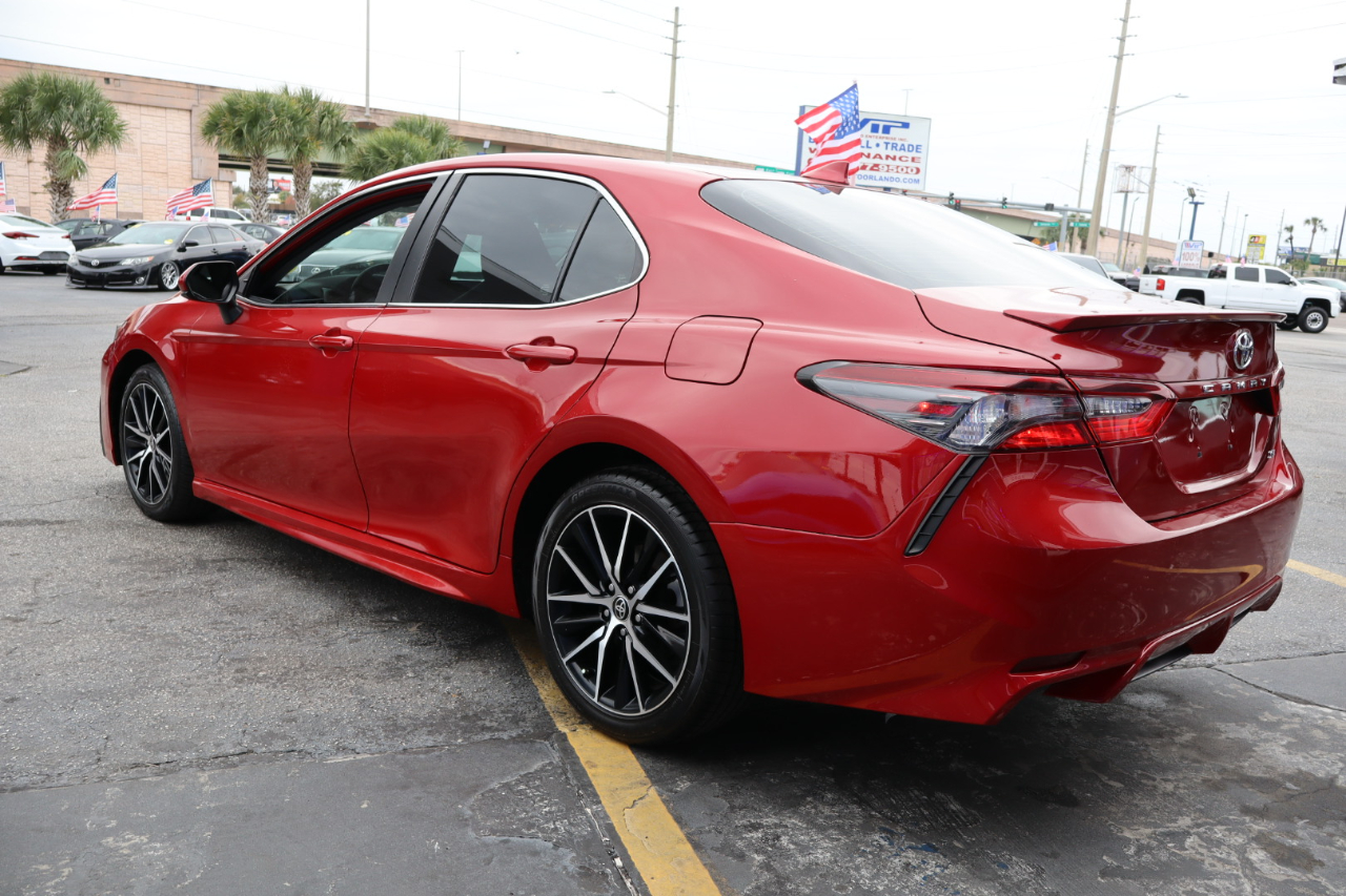 Toyota Camry SE Auto (Natl) 2021