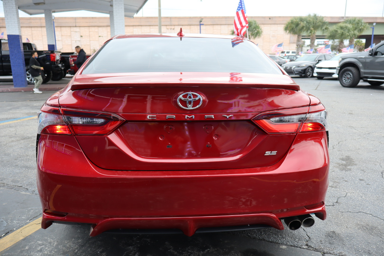 Toyota Camry SE Auto (Natl) 2021