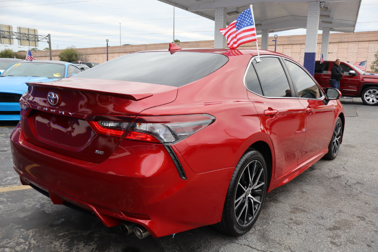Toyota Camry SE Auto (Natl) 2021