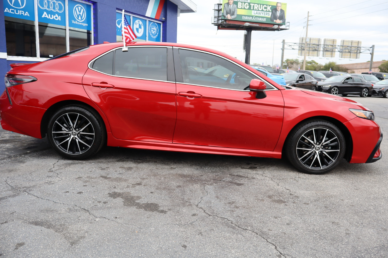 Toyota Camry SE Auto (Natl) 2021