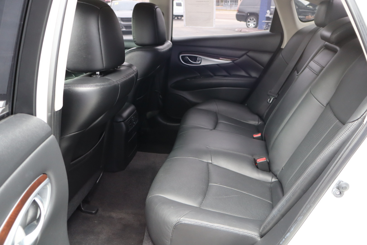 Infiniti Q70 3.7 LUXE RWD 2018