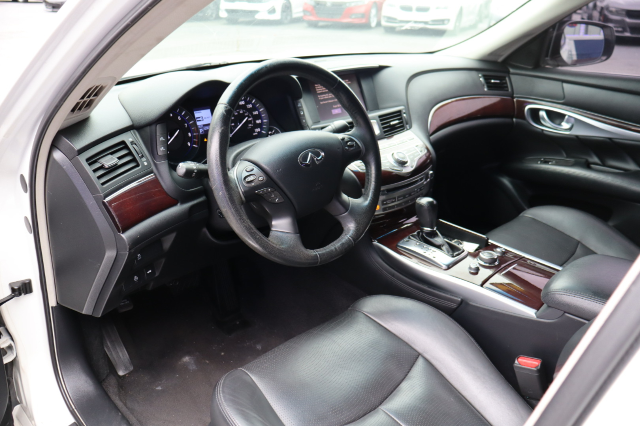 Infiniti Q70 3.7 LUXE RWD 2018