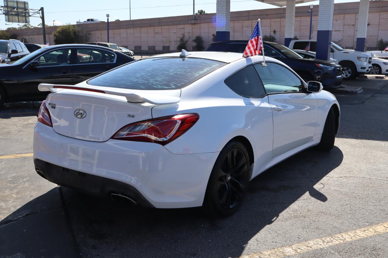 Hyundai Genesis Coupe 2dr 3.8L Auto Ultimate w/Tan Seats 2016