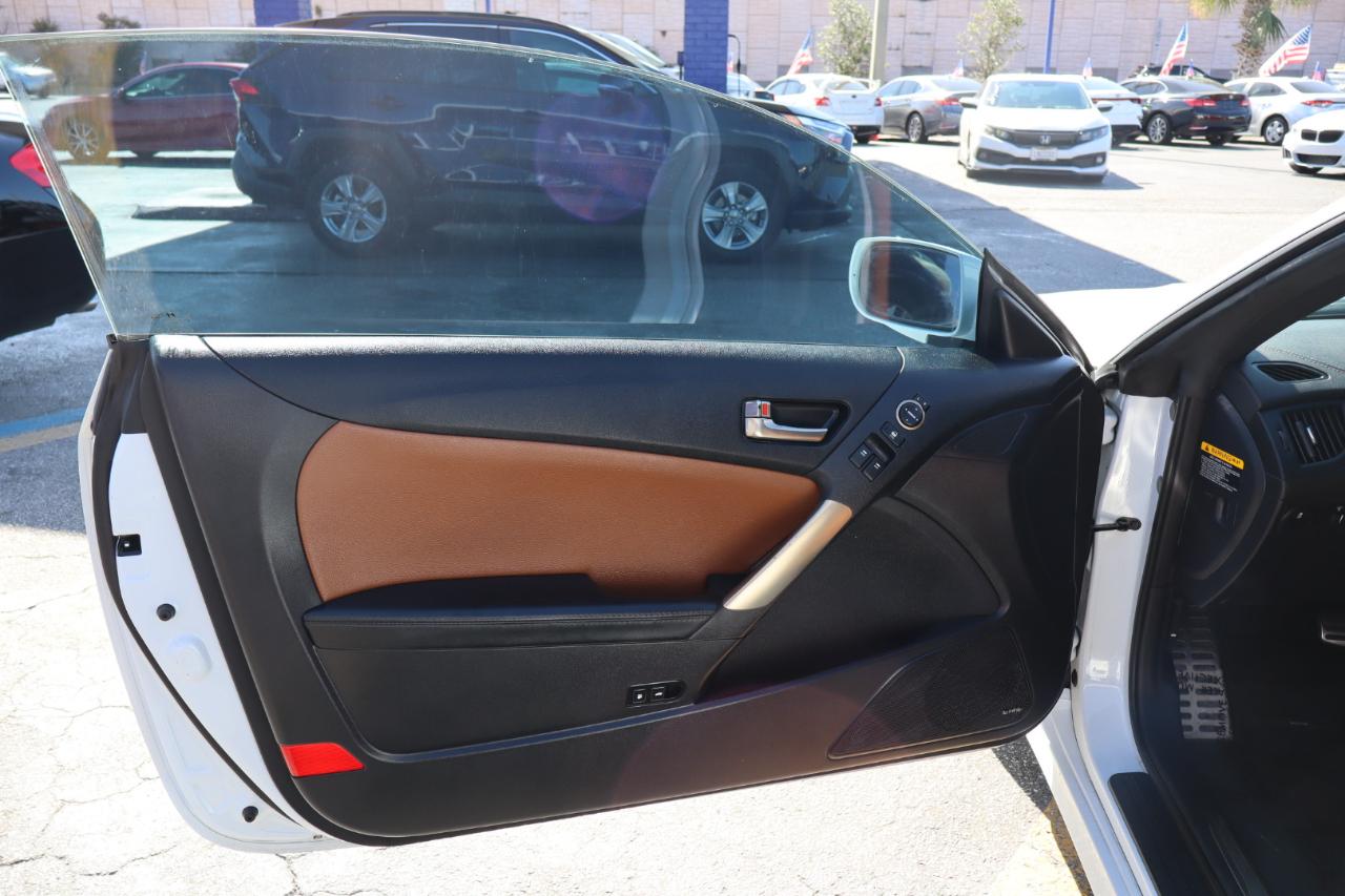 Hyundai Genesis Coupe 2dr 3.8L Auto Ultimate w/Tan Seats 2016