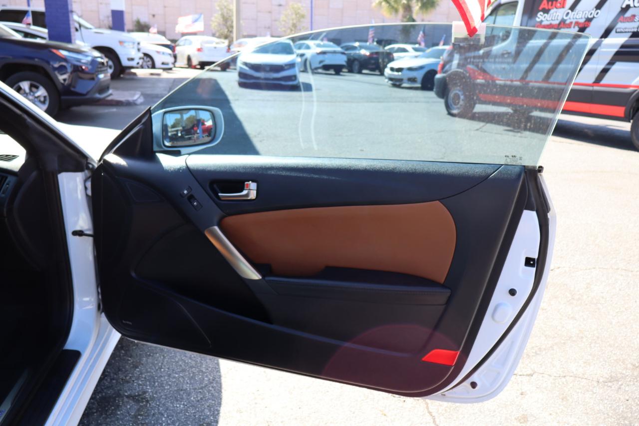 Hyundai Genesis Coupe 2dr 3.8L Auto Ultimate w/Tan Seats 2016