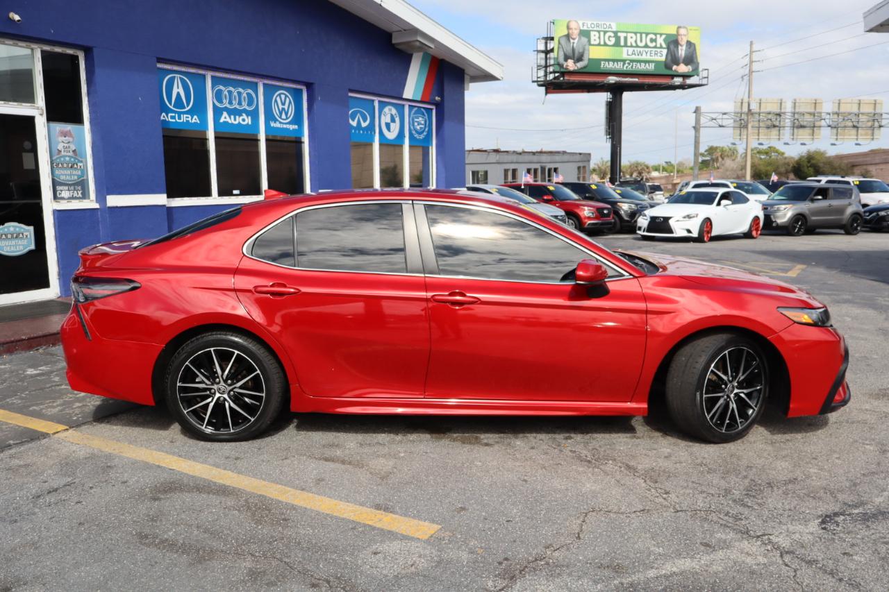 Toyota Camry SE Auto (Natl) 2021
