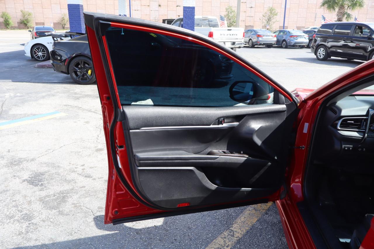 Toyota Camry SE Auto (Natl) 2021