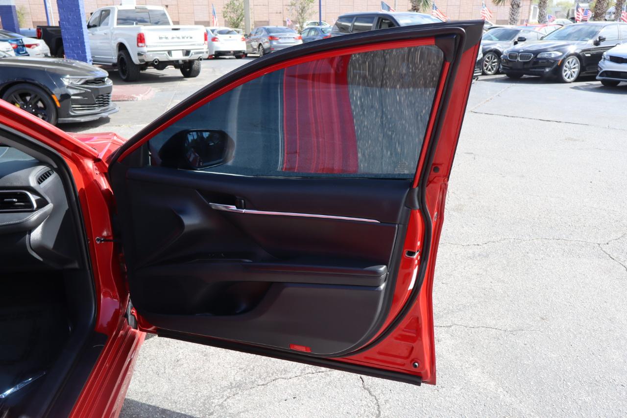 Toyota Camry SE Auto (Natl) 2021