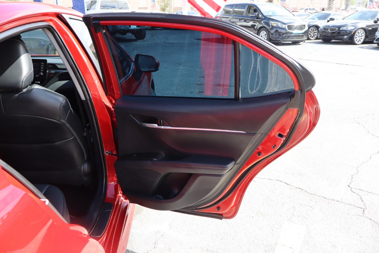 Toyota Camry SE Auto (Natl) 2021