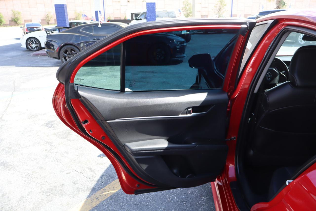 Toyota Camry SE Auto (Natl) 2021