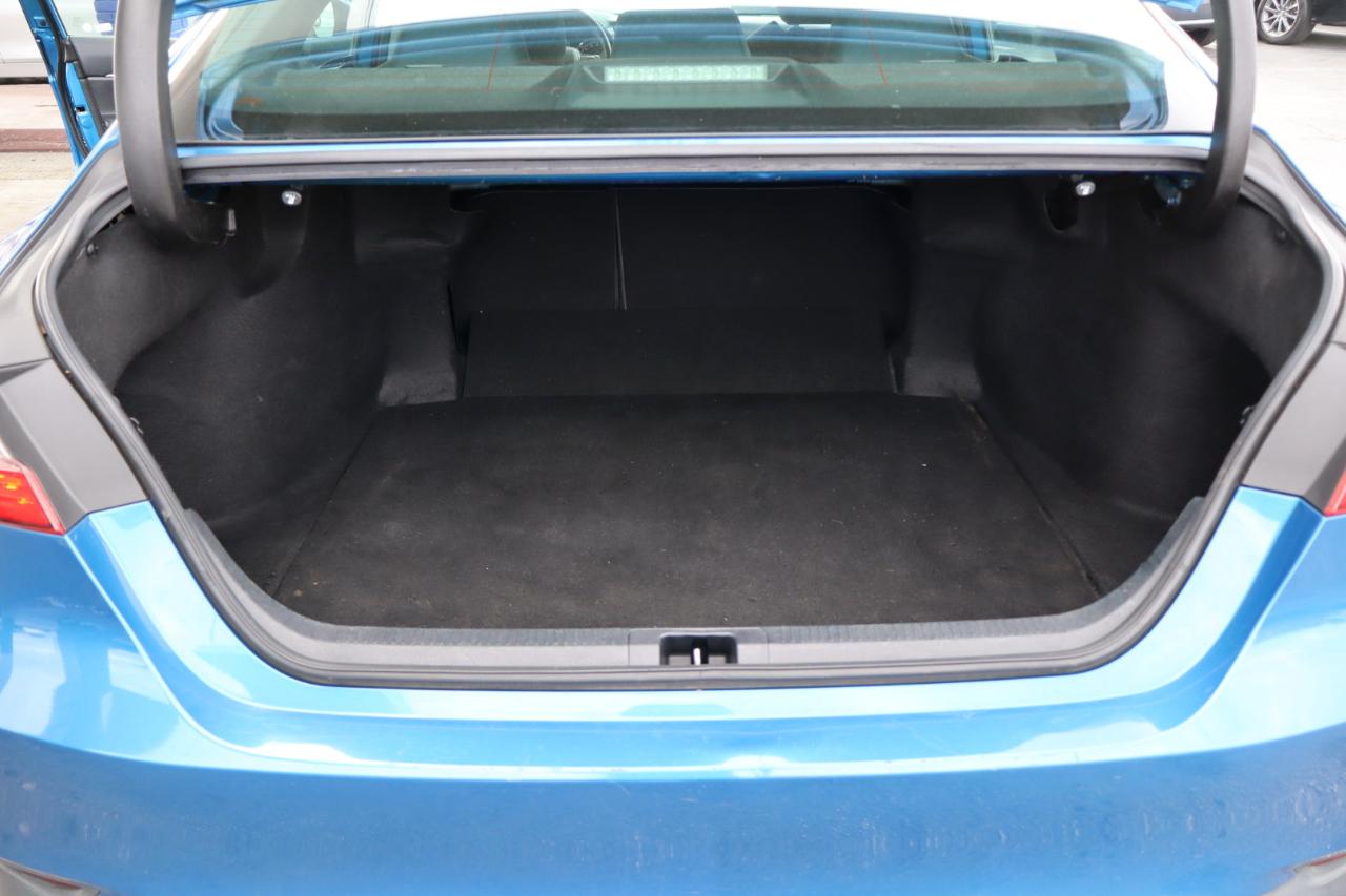 Toyota Camry LE Auto (Natl) 2020