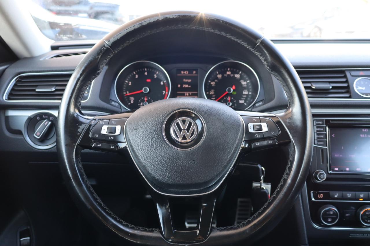 Volkswagen Passat R-Line w/Comfort Pkg Auto 2017