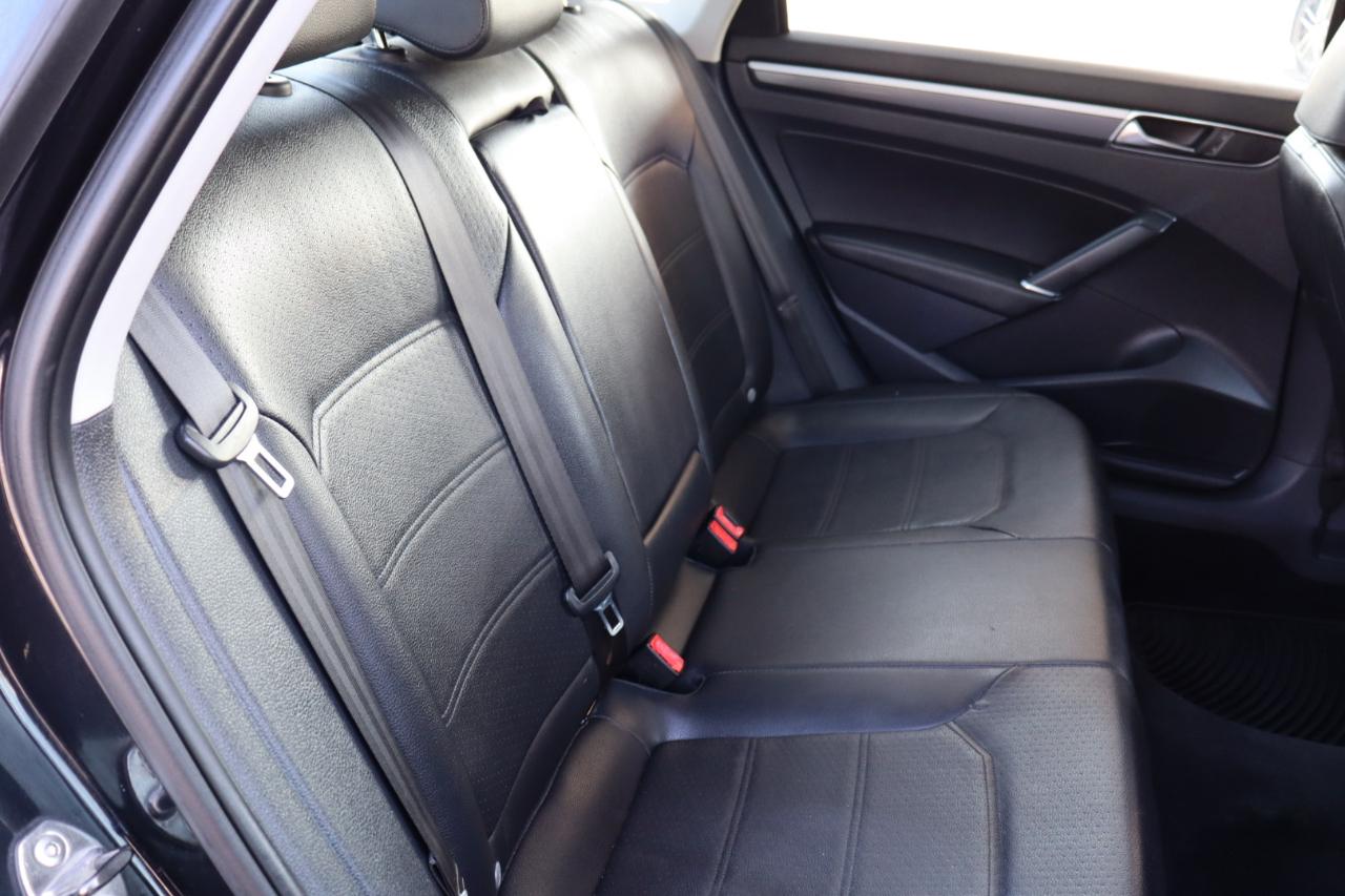Volkswagen Passat R-Line w/Comfort Pkg Auto 2017