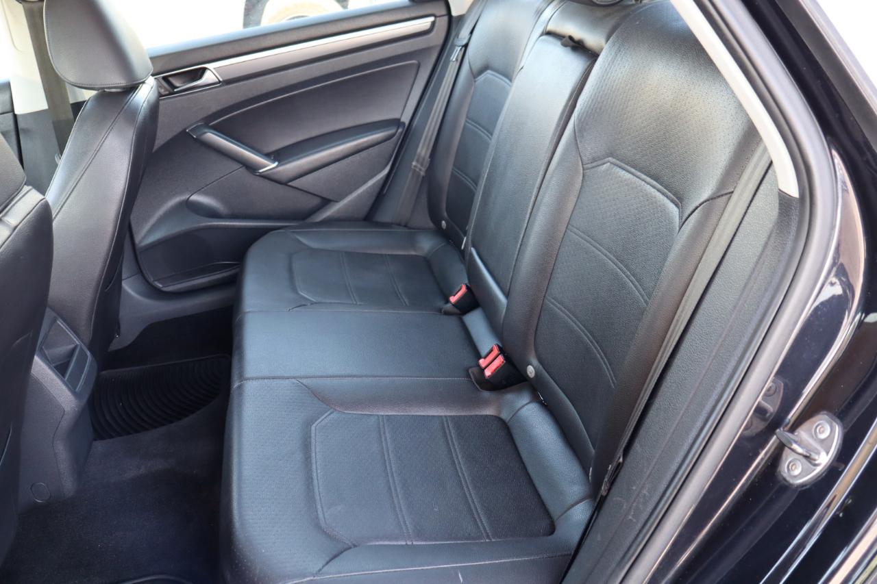 Volkswagen Passat R-Line w/Comfort Pkg Auto 2017