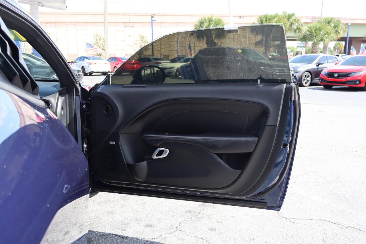 Dodge Challenger 2dr Cpe SXT Plus 2016