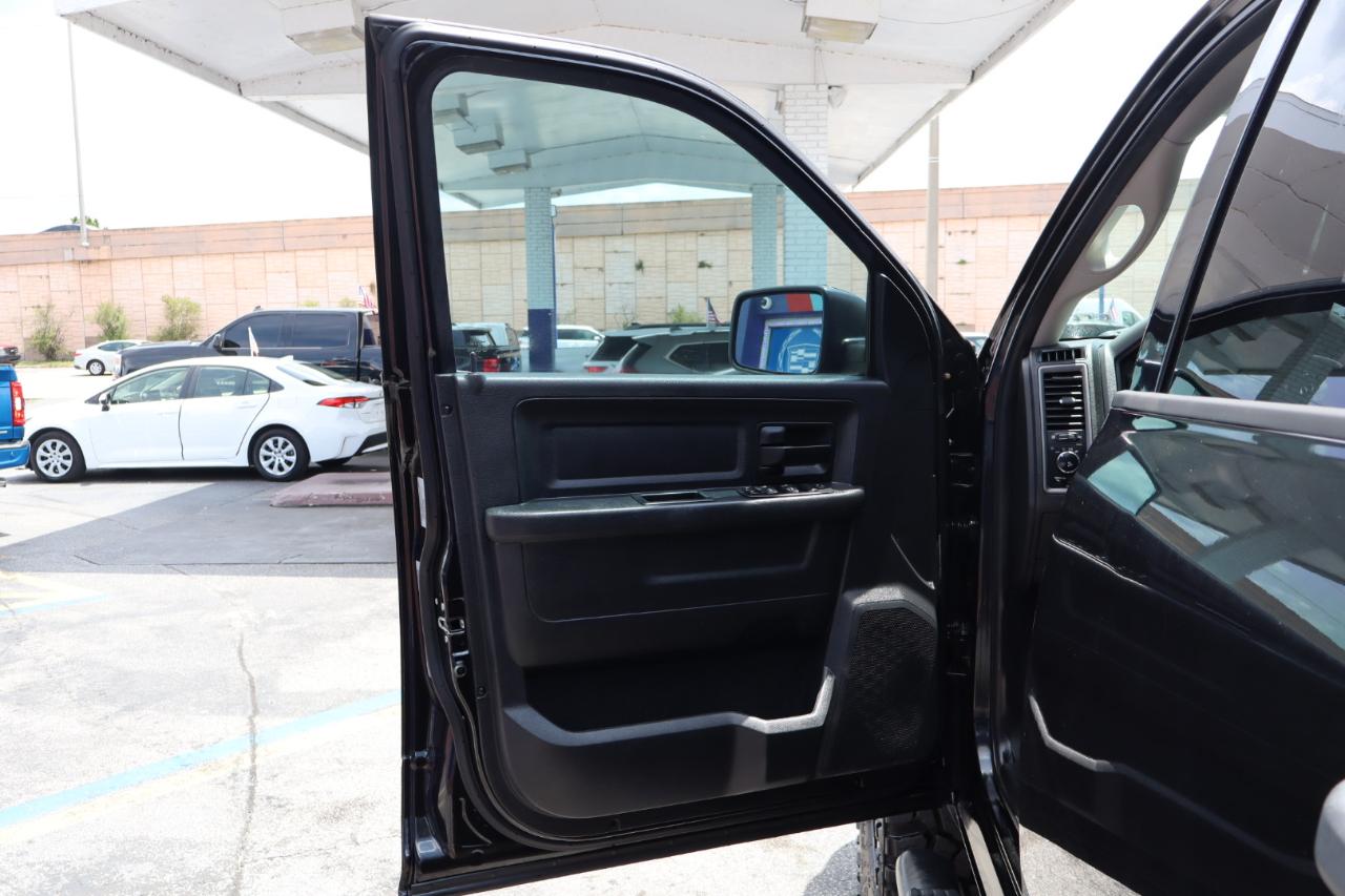 RAM 1500 Express 4x4 Crew Cab 5'7" Box 2017