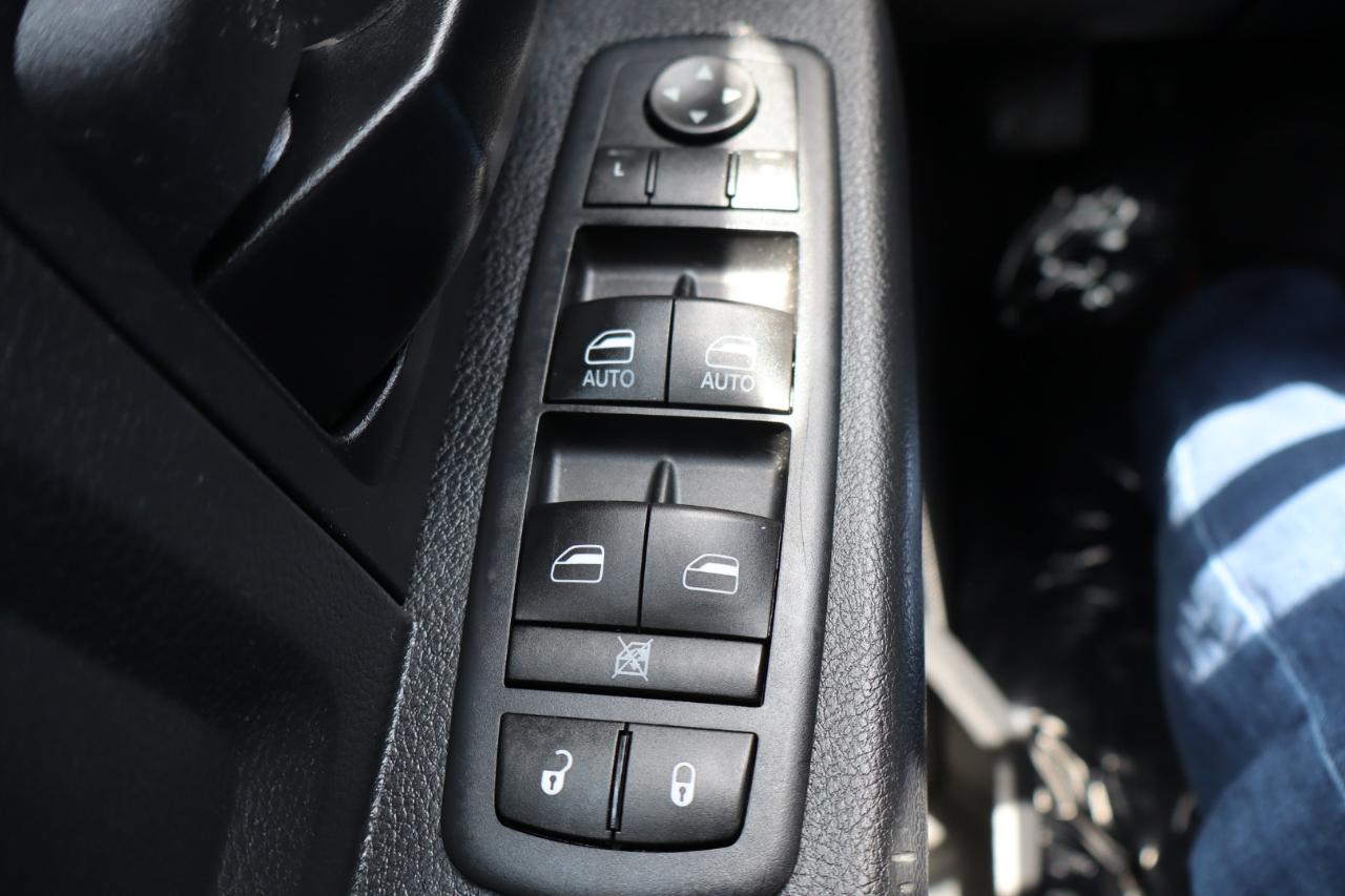 RAM 1500 Express 4x4 Crew Cab 5'7" Box 2017