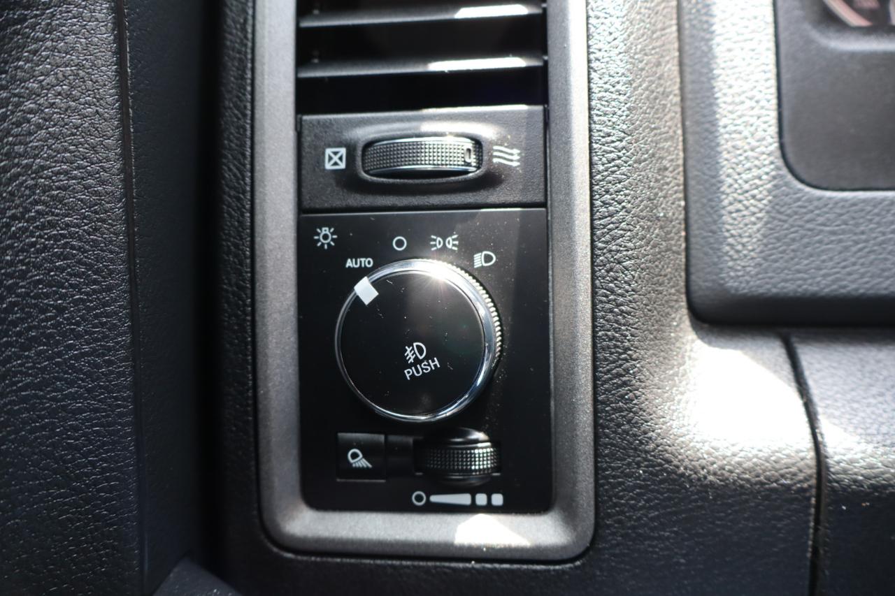 RAM 1500 Express 4x4 Crew Cab 5'7" Box 2017