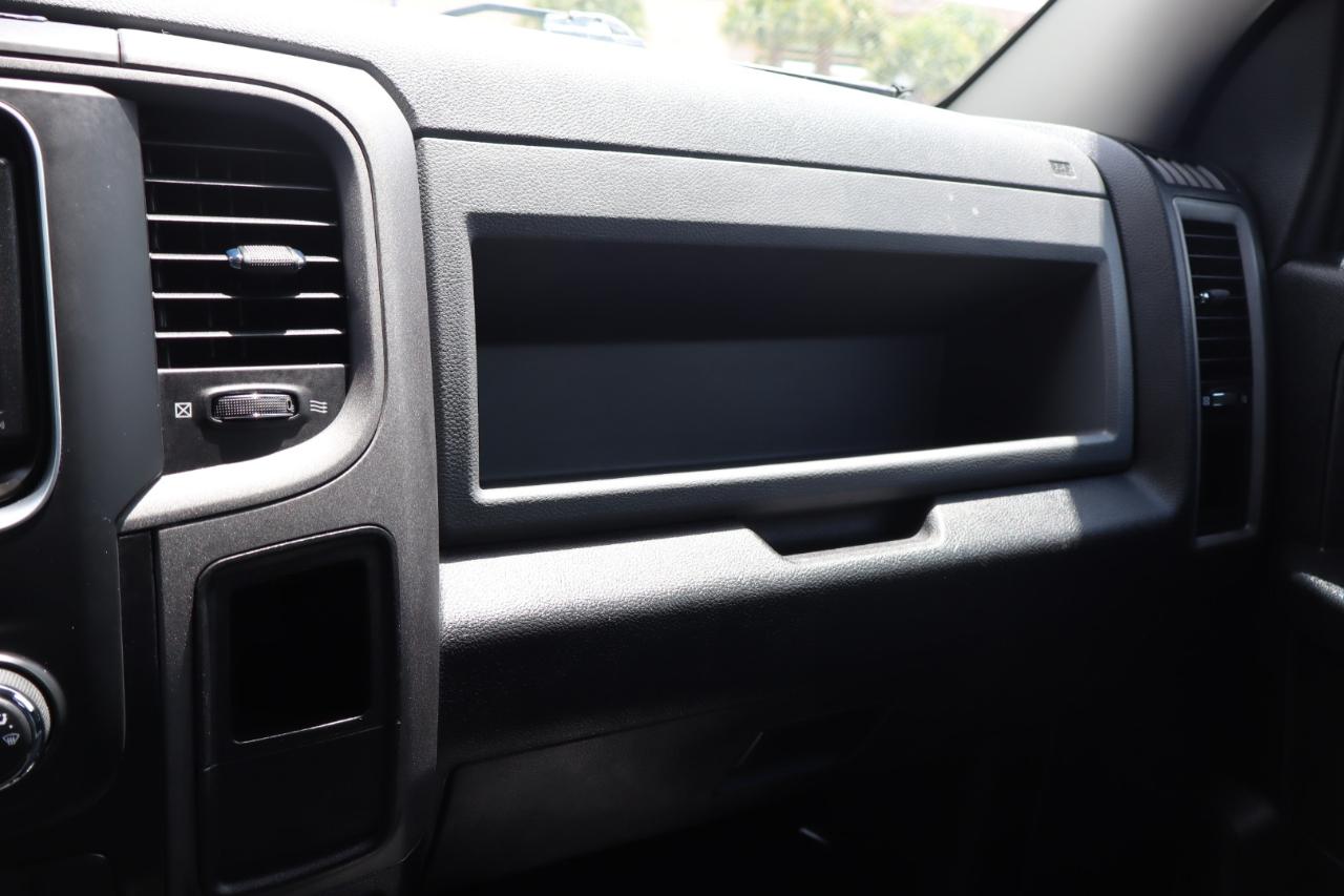 RAM 1500 Express 4x4 Crew Cab 5'7" Box 2017