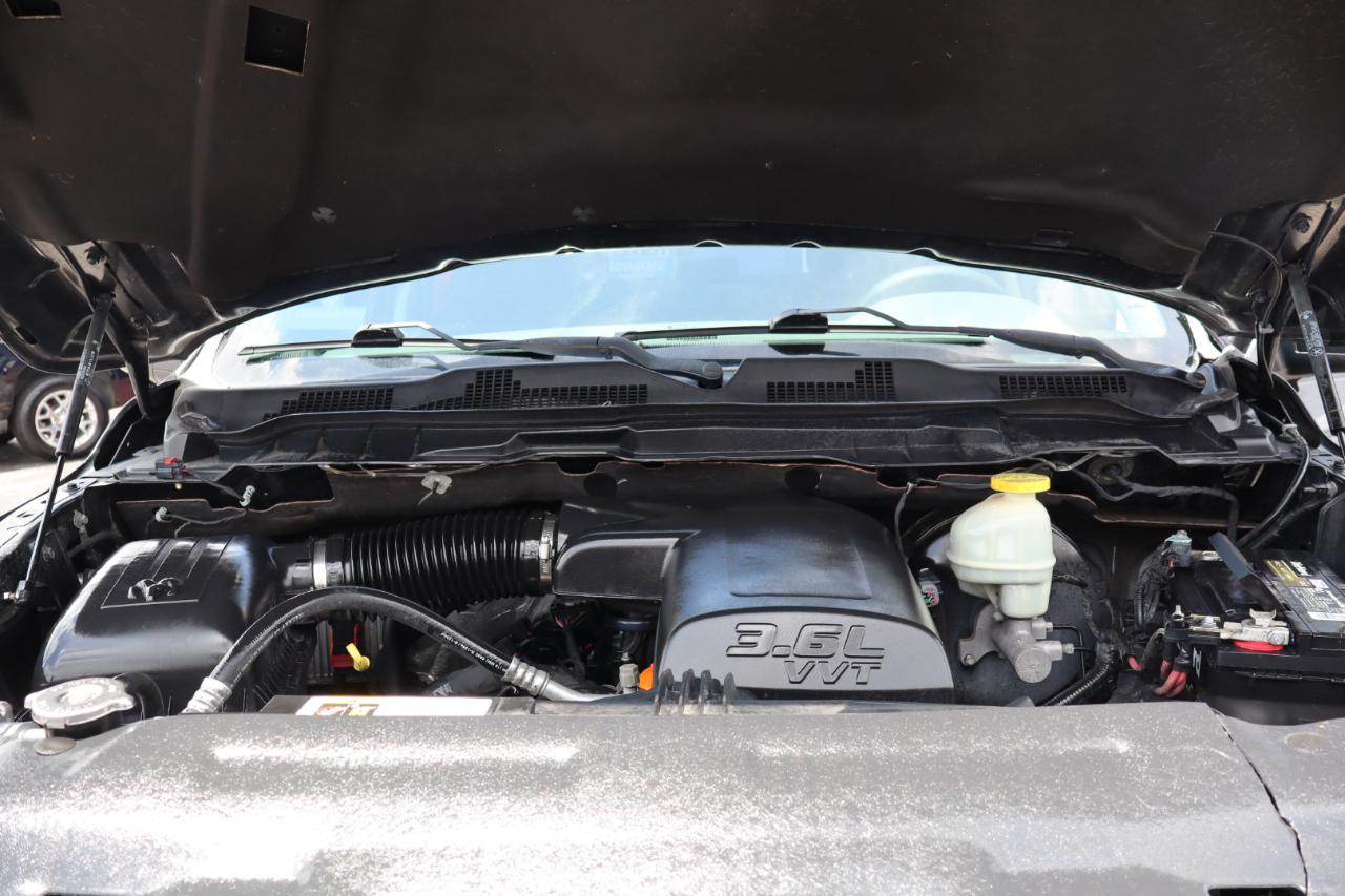 RAM 1500 Express 4x4 Crew Cab 5'7" Box 2017