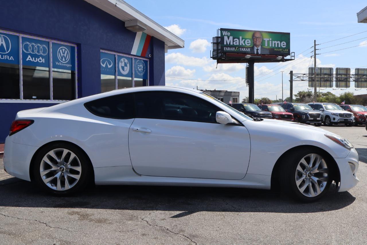 Hyundai Genesis Coupe 2dr 3.8L Man Base w/Gray Seats 2016