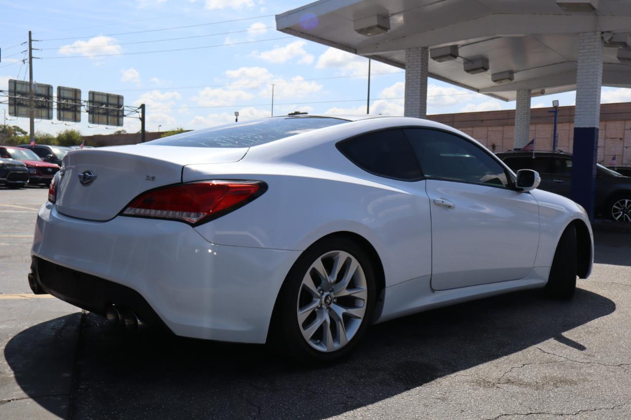 Hyundai Genesis Coupe 2dr 3.8L Man Base w/Gray Seats 2016