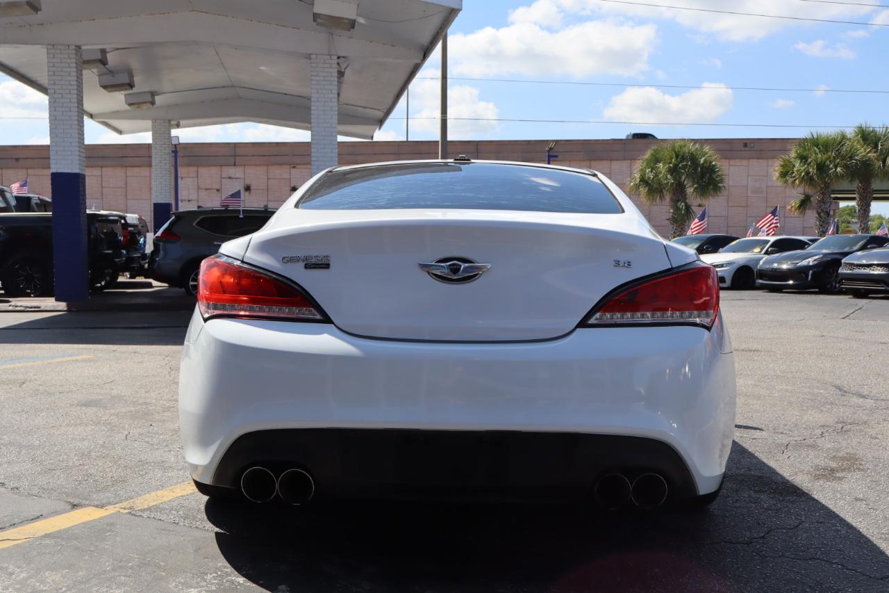 Hyundai Genesis Coupe 2dr 3.8L Man Base w/Gray Seats 2016