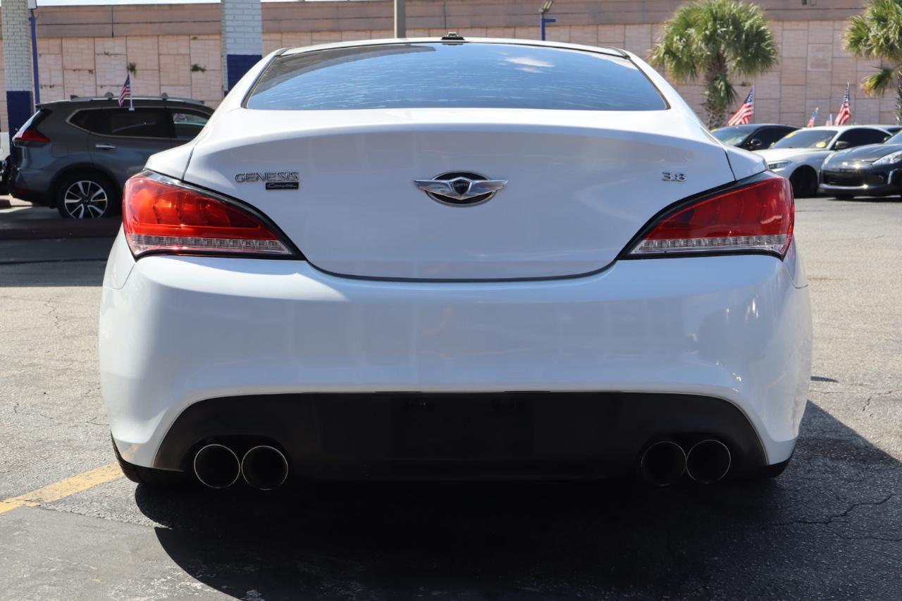 Hyundai Genesis Coupe 2dr 3.8L Man Base w/Gray Seats 2016