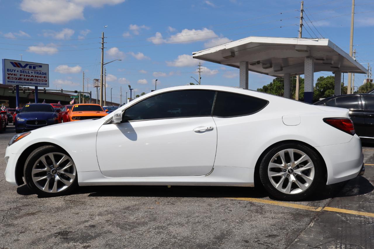 Hyundai Genesis Coupe 2dr 3.8L Man Base w/Gray Seats 2016