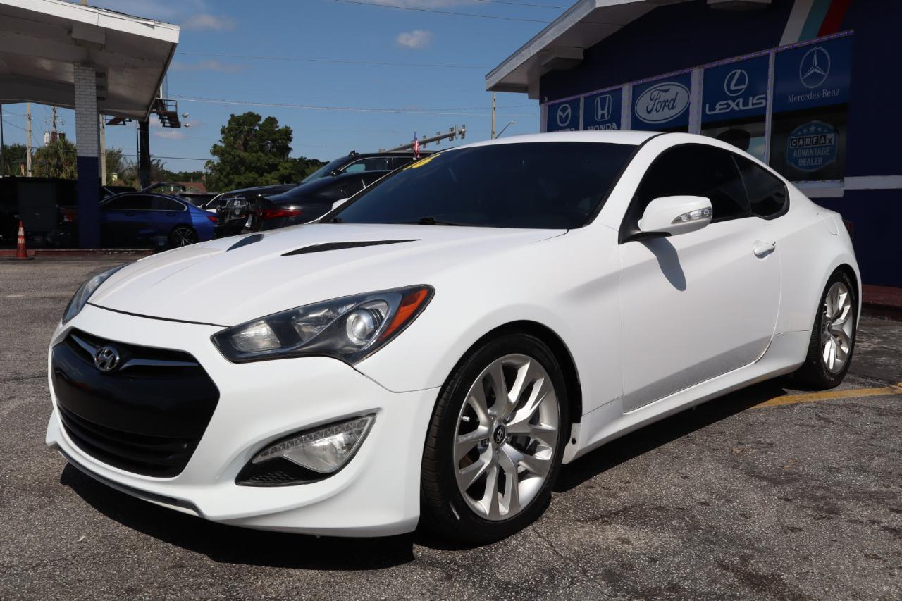 Hyundai Genesis Coupe 2dr 3.8L Man Base w/Gray Seats 2016