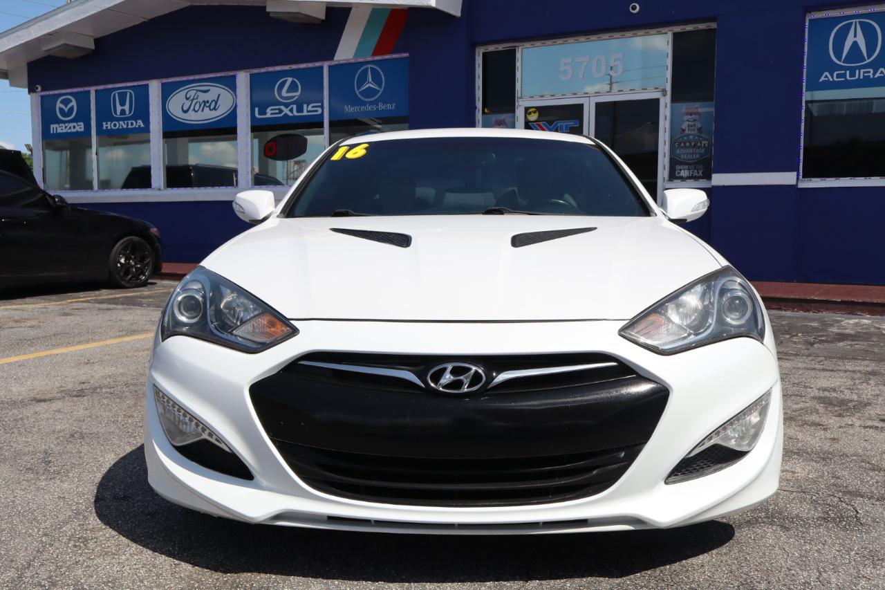 Hyundai Genesis Coupe 2dr 3.8L Man Base w/Gray Seats 2016