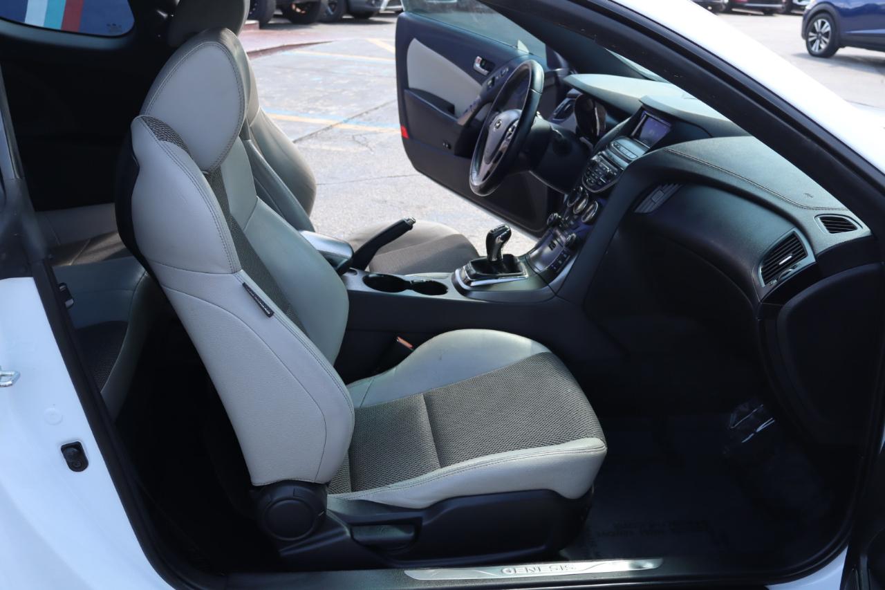 Hyundai Genesis Coupe 2dr 3.8L Man Base w/Gray Seats 2016