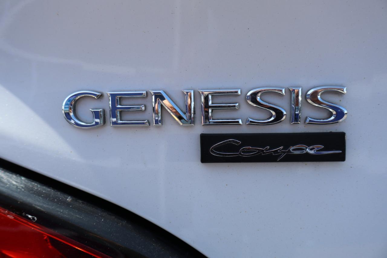 Hyundai Genesis Coupe 2dr 3.8L Man Base w/Gray Seats 2016