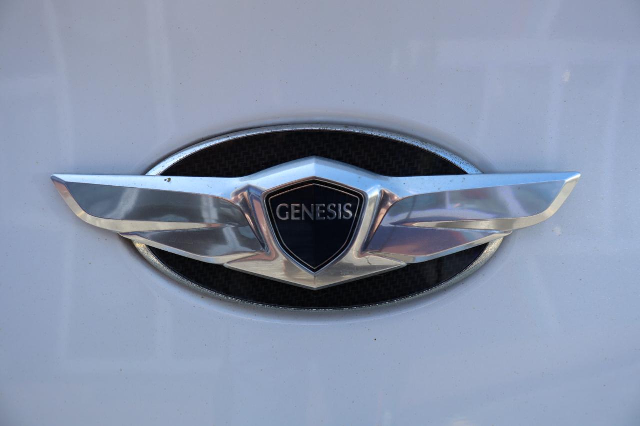 Hyundai Genesis Coupe 2dr 3.8L Man Base w/Gray Seats 2016