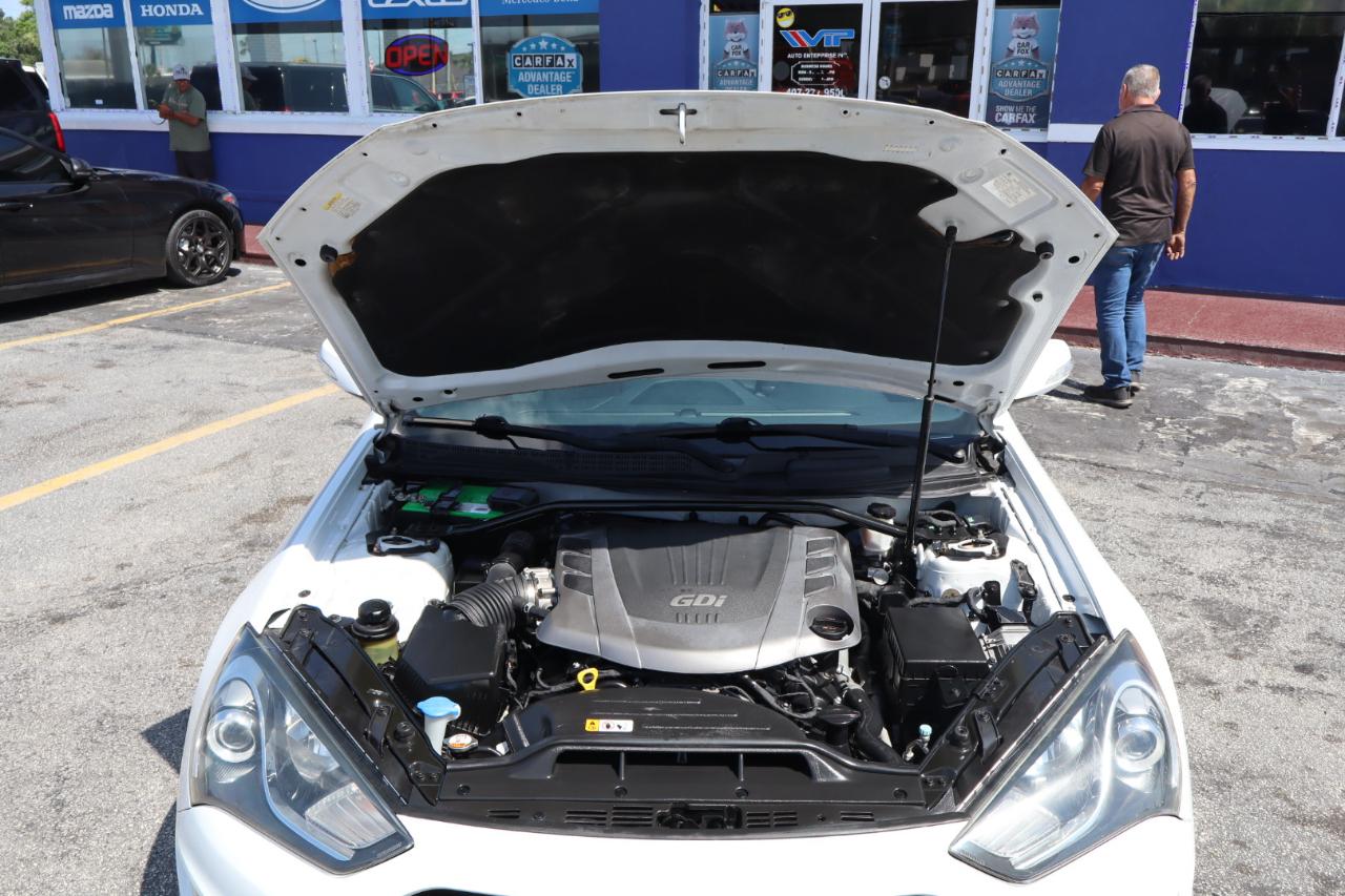 Hyundai Genesis Coupe 2dr 3.8L Man Base w/Gray Seats 2016
