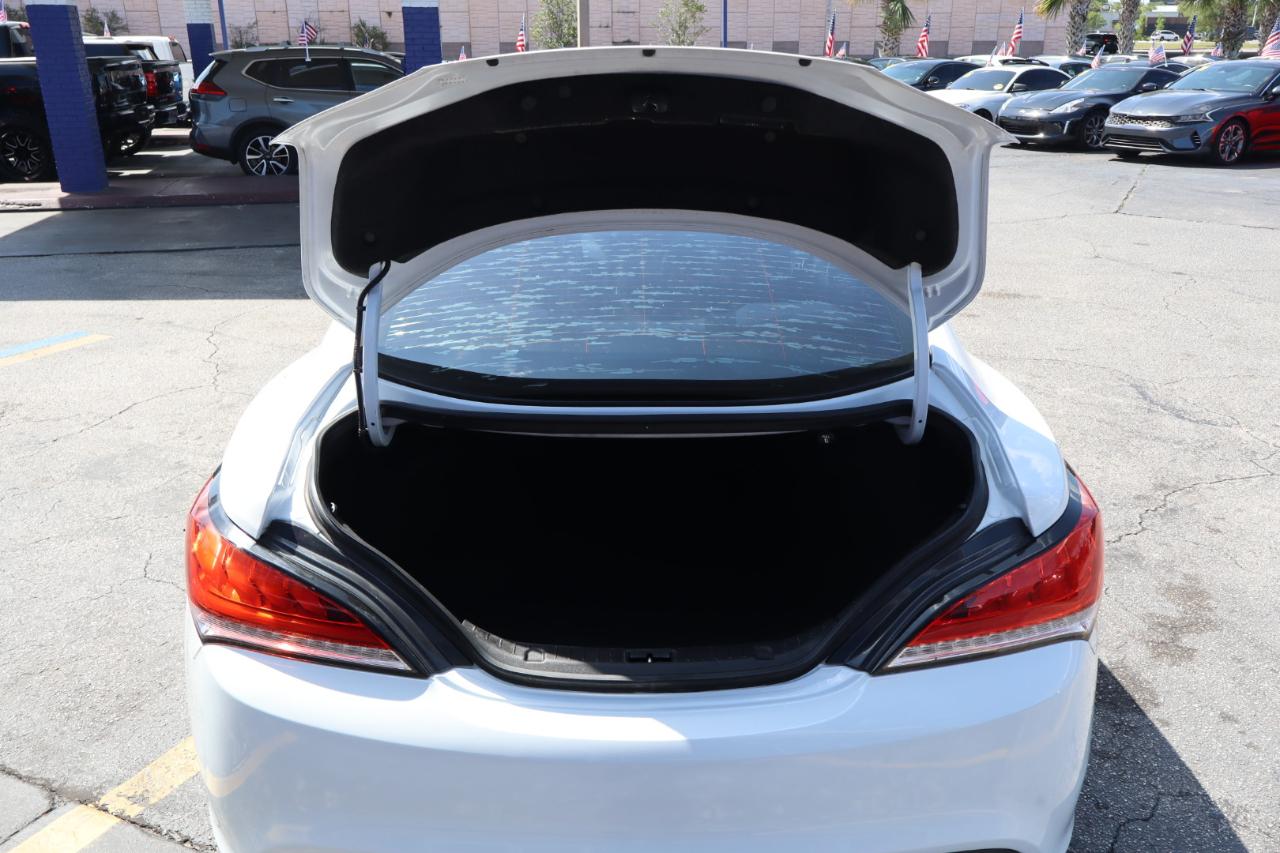 Hyundai Genesis Coupe 2dr 3.8L Man Base w/Gray Seats 2016