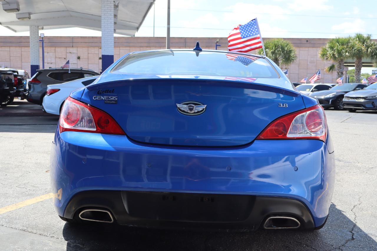 Hyundai Genesis Coupe 2dr 3.8L Auto Grand Touring w/Blk Lth 2011