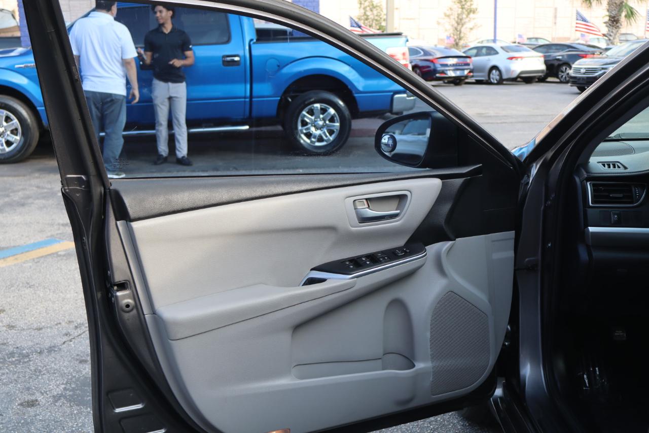 Toyota Camry 4dr Sdn I4 Auto XLE (Natl) 2015